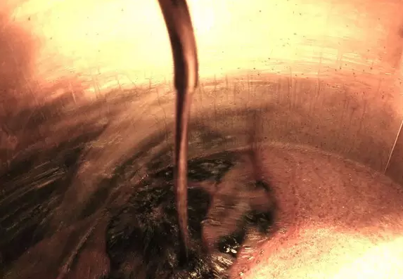 將葡萄酒轉移到橡木桶或不銹鋼桶時，酒糟會被完全隔離